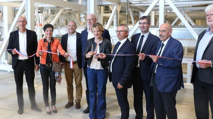 De gauche à droite : Étienne Regost, directeur d’Exélience, Sophie Merlier, conseillère régionale, Pascal Mombled, DG de Semences de France, Olivier Gaffet, président de Noriap, Marie-Sophie Lesne, vice-présidente du conseil régional des Hauts-de-France, chargée de l’agriculture, Jean-Charles Deschamps, président de NatUp et Exélience, Bertrand Hernu, président d’Advitam et Unéal, Jean-Jacques Cottel, maire de Bapaume et Bernard Doboeuf, maire d’Avesnes-lès-Bapaume. © B. CAILLIEZ